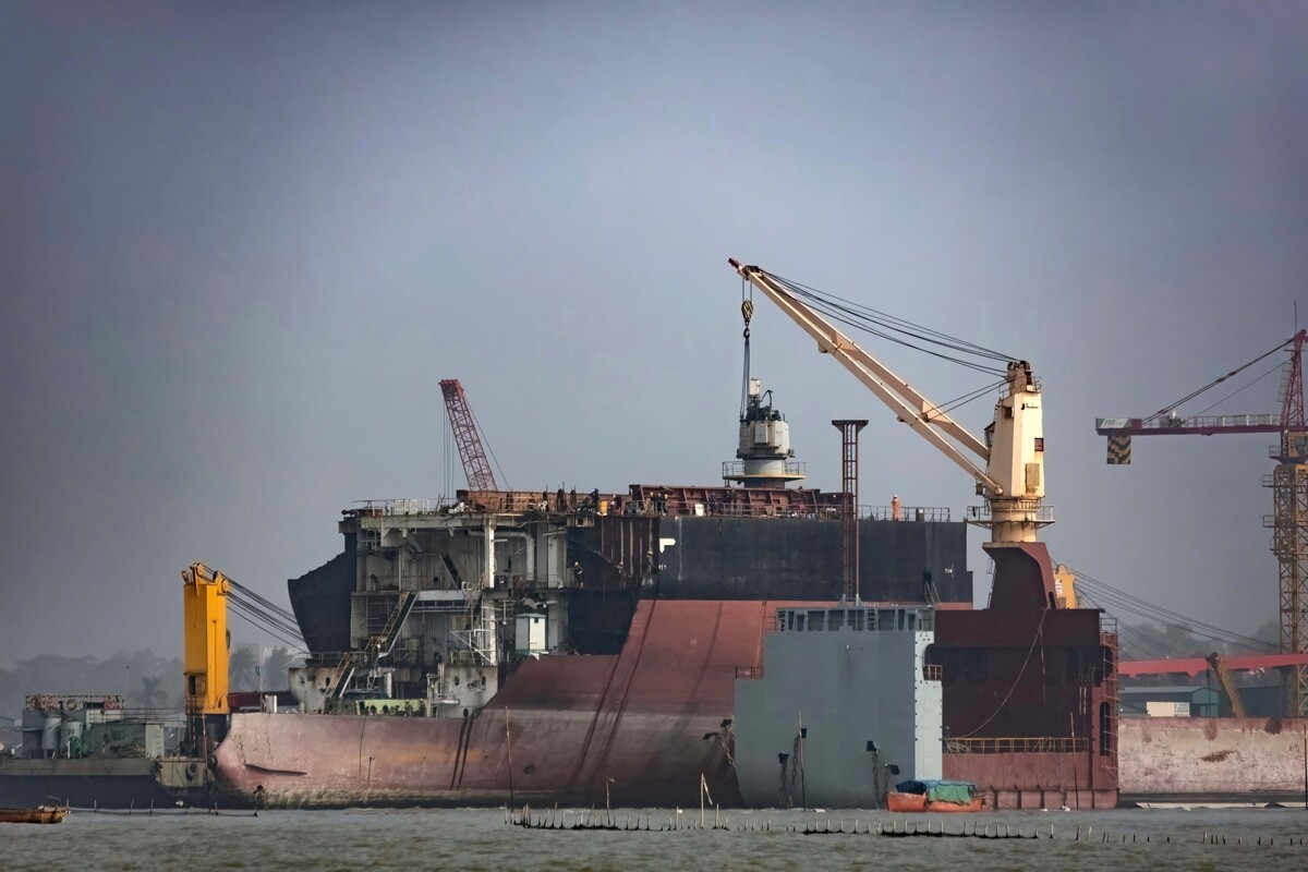 Взрыв на верфи ранил 12 рабочий